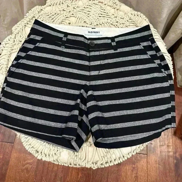 Old Navy Pants - Old Navy women’s striped shorts